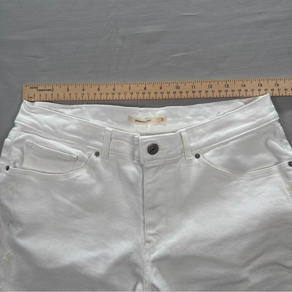 Levi’s Bermuda Jean Shorts Womens 31 White Floral Embroidery Stretch Jorts EUC - Picture 12 of 12